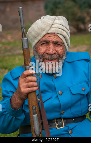 Tehran, Iran-Jan,14,2010: un attore vestito come un Indiano Britannico soldato dell'esercito ottenere pronto ad agire in un filmato. Foto Stock