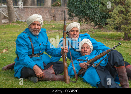 Tehran, Iran-Jan,14,2010: Attori vestito come un Indiano Britannico soldati dell esercito ottenere pronto ad agire in un filmato. Foto Stock