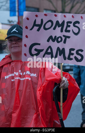 Vancouver, Canada-Feb,12,2010: Native Canadese, tenendo un cartello a favore degli alloggi sociali e protestando contro il Vancouver 2010 Foto Stock