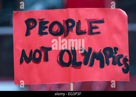 Vancouver, Canada-Feb,12,2010: Native Canadese, tenendo un cartello a favore degli alloggi sociali e protestando Giochi Olimpici Foto Stock