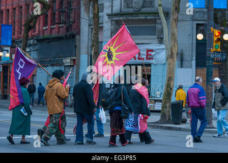 Vancouver, Canada-Feb,12,2010: Native canadesi, protestando contro i Giochi Olimpici,a favore degli alloggi sociali. Foto Stock