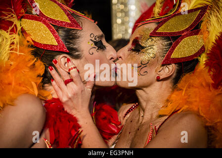 Sitges, Catalogna, Spagna. 15 Feb, 2015. I festaioli kiss durante il quarantesimo sfilata di carnevale a Sitges. Credito: Matthias Oesterle/ZUMA filo/ZUMAPRESS.com/Alamy Live News Foto Stock