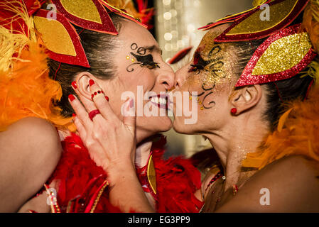 Sitges, Catalogna, Spagna. 15 Feb, 2015. I festaioli kiss durante il quarantesimo sfilata di carnevale a Sitges. Credito: Matthias Oesterle/ZUMA filo/ZUMAPRESS.com/Alamy Live News Foto Stock