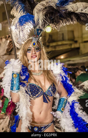 Sitges, Catalogna, Spagna. Xvi Feb, 2015. Un reveler in un colorato costume compie durante il quarantesimo sfilata di carnevale a Sitges Credito: Matthias Oesterle/ZUMA filo/ZUMAPRESS.com/Alamy Live News Foto Stock