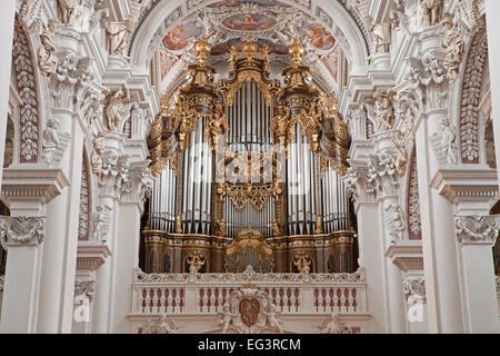 Il Duomo di Santo Stefano in Passau grand interno è il più grande organo nel mondo Foto Stock