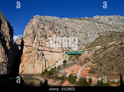 Treno di uscire dal tunnel nei pressi di El Caminito del Rey che corre lungo la scogliera di destra, El Chorro, provincia di Malaga, Andalusia, Spagna Foto Stock