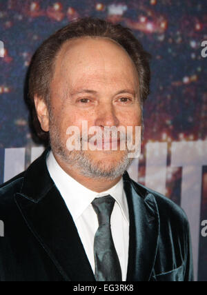 New York, New York, Stati Uniti d'America. 15 Feb, 2015. Attore BILLY CRYSTAL assiste gli arrivi per SNL quarantesimo anniversario speciale tenutasi il Rockefeller Plaza. Credito: Nancy Kaszerman/ZUMAPRESS.com/Alamy Live News Foto Stock