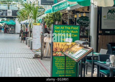 Vicolo nel centro turistico di Patong, Phuket, Tailandia. Foto Stock