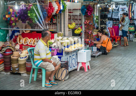 Vicolo del mercato nella città turistica di Patong, Phuket, Tailandia. Foto Stock