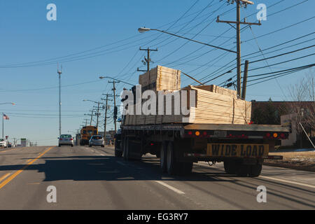 Pianale del rimorchio del trattore caricato con legname su strada - USA Foto Stock