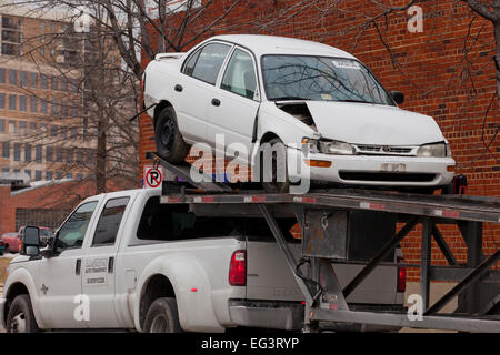 Auto danneggiata caricato sul trasporto auto rimorchio - Virginia STATI UNITI D'AMERICA Foto Stock
