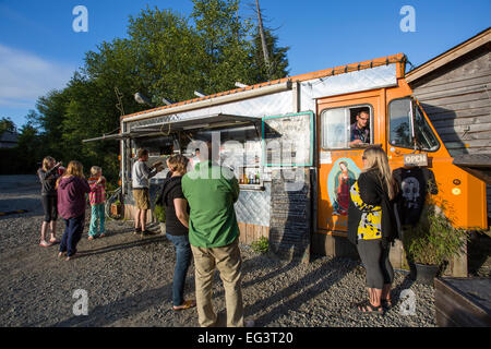 America del nord, Canada, British Columbia, l'isola di Vancouver, Tofino, fornitore vende prodotti alimentari da un mobile cucina Foto Stock