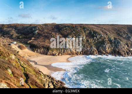 Guardando verso il basso al Porthcurno beach in Cornovaglia da scogliere sulla costa sud ovest il percorso Foto Stock