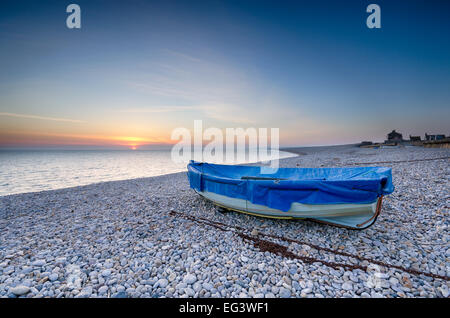 Barca da pesca su Chesil Beach in Portland, Dorset Foto Stock