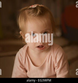 Le emozioni di una bambina con la sindrome di Down Foto Stock