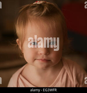 Le emozioni di una bambina con la sindrome di Down Foto Stock