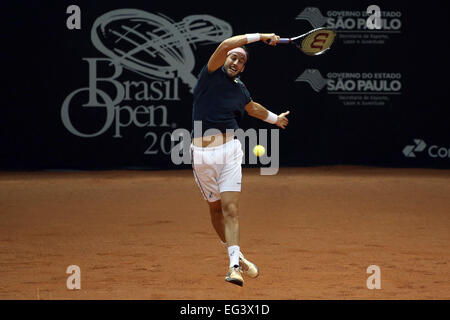 Sao Paulo, Brasile. 15 Feb, 2015. L'Italia Luca Vanni restituisce la sfera a Pablo Cuevas del Uruguay durante la partita finale del Brasile aprire di ATP, in Sao Paulo, Brasile, nel febbraio 15, 2015. Credito: Rahel Patrasso/Xinhua/Alamy Live News Foto Stock