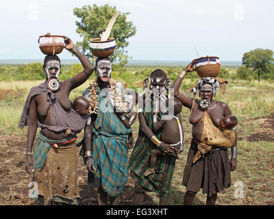 JINKA, Etiopia - Novembre 21, 2014: Mursi le donne con un tradizionale labbro piastra e bambini su Novembre 21, 2014 in Jinka, Etiopia Foto Stock