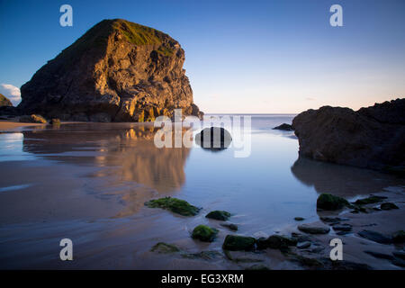 Pile di mare al Bedruthan Steps lungo la costa della Cornovaglia, Inghilterra Foto Stock