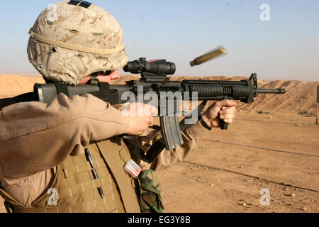 US Marine sparare un M16A4 fucile su una pratica gamma in Iraq nel 2007 Foto Stock