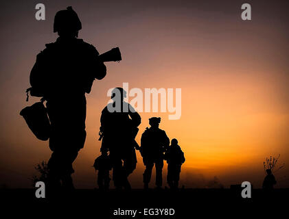 MARINES AMERICANI su una pattuglia di Alba in provincia di Helmand, Afghanistan nel 2010. Sgt. Contrassegnare Fayloga fotografato membri di HQ & Service Company, 3° Battaglione 3 Marines in Nawa distretto di Helmand il 30 maggio 2010 Foto Stock