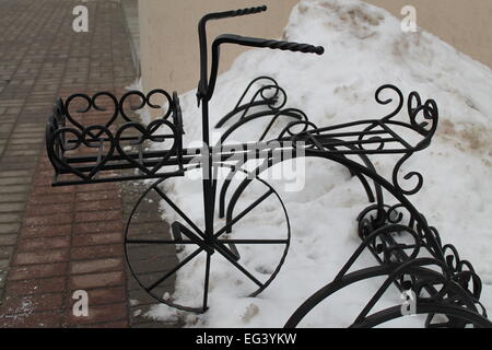 In bicicletta in stile retrò con cestello da nero sottile filo per decorazione su strada Foto Stock