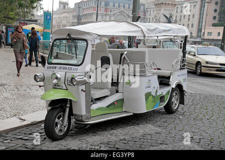 Una ruota di tre tuk tuk-come taxi turistici (EcoTukTours) nel Parque dos Restauradores area di Lisbona, Portogallo. Foto Stock