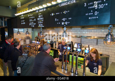 Ventola di rugby presso il bar all'interno del Smokeshack 68/ Pub / public house / taverna. Twickenham UK; popolare con Rugby fan su match giorni Foto Stock