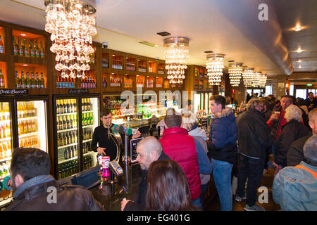 Ventola di rugby presso il bar all'interno del William Webb Ellis pub / public house / taverna. Twickenham UK; popolare con Rugby fan su match giorni Foto Stock