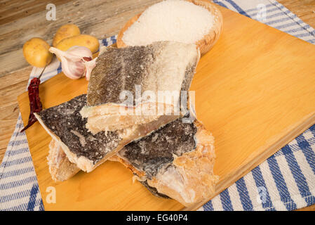 Baccalà e gli ingredienti necessari per preparare una tradizionale ricetta di pesce Foto Stock