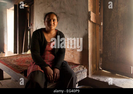 Donna nepalese in una tradizionale casa in Nepal Foto Stock