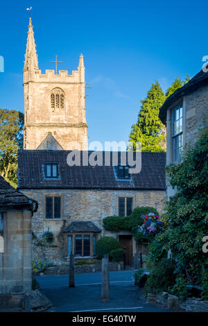 Torre di Sant'Andrea Chiesa Parrocchiale sorge sopra le case a Castle Combe, il Costwolds, Wiltshire, Inghilterra, Regno Unito Foto Stock