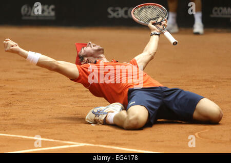 Sao Paulo, Brasile. 15 Feb, 2015. Dell Uruguay Pablo Cuevas celebra dopo la partita finale del Brasile aprire di ATP, contro Luca Vanni, dell'Italia, in Sao Paulo, Brasile, nel febbraio 15, 2015. Credito: Rahel Patrasso/Xinhua/Alamy Live News Foto Stock