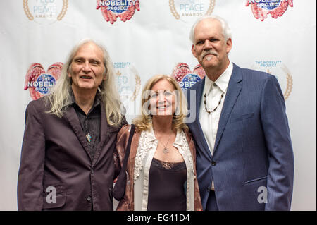 Austin, Texas, Stati Uniti d'America. 15 Feb, 2015. Texas musicista Jimmie Dale Gilmore (sinistra), sua moglie Janet (centro) e fondatore del progetto Nobelity Turk Pipkin (a destra). Il Nobelity partner del progetto con le comunità a portare l istruzione a tutti fornendo aule, librerie, computer, libri, acqua pulita, assistenza sanitaria, centri di informazione e di borse di studio a chi è nel bisogno. Attualmente investendo nel successo dello studente in Kenya, Honduras, Nepal, e gli Stati Uniti. Credito: J. Dennis Thomas/Alamy Live News Foto Stock