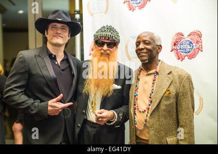 Austin, Texas, Stati Uniti d'America. 15 Feb, 2015. Film del regista Robert Rodriguez (sinistra), ZZ Top chitarrista Billy Gibbons (centro), e Weston Moore (a destra). Il Nobelity partner del progetto con le comunità a portare l istruzione a tutti fornendo aule, librerie, computer, libri, acqua pulita, assistenza sanitaria, centri di informazione e di borse di studio a chi è nel bisogno. Attualmente investendo nel successo dello studente in Kenya, Honduras, Nepal, e gli Stati Uniti. Credito: J. Dennis Thomas/Alamy Live News Foto Stock