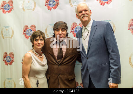 Austin, Texas, Stati Uniti d'America. 15 Feb, 2015. Direttore esecutivo del progetto Nobelity Christy Ellinger Pipkin (sinistra), 'po' Steven Van Zandt chitarrista della E Street Band, attore e DJ (centro), e Turk Pipkin (destra) fondatore del progetto Nobelity. Il Nobelity partner del progetto con le comunità a portare l istruzione a tutti fornendo aule, librerie, computer, libri, acqua pulita, assistenza sanitaria, centri di informazione e di borse di studio a chi è nel bisogno. Attualmente investendo nel successo dello studente in Kenya, Honduras, Nepal, e gli Stati Uniti. Credito: J. Dennis Thomas/Alamy Live News Foto Stock