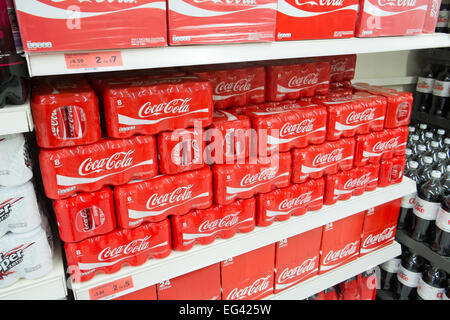 Lattine di coca cola per la vendita in un supermercato Sainsburys nel Derbyshire,Inghilterra Foto Stock