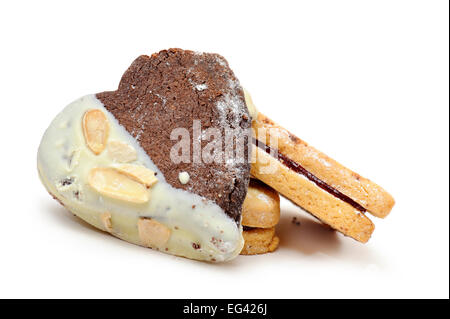 Biscotti al cioccolato a forma di cuore, su sfondo bianco Foto Stock