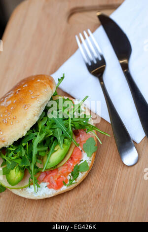 Hamburger con avocado, salmone affumicato, apple e insalata verde Foto Stock