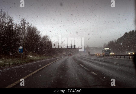 La guida in una tempesta di neve sulla autostrada M11 in Essex, Inghilterra England Regno Unito. Feb 2015 Foto Stock