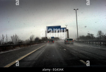 La guida in una tempesta di neve sulla autostrada M11 in Essex, Inghilterra England Regno Unito. Feb 2015 Foto Stock