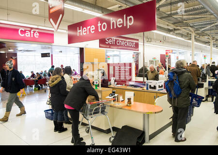 Supermercato Sainsburys, negozio di alimentari a Matlock, Derbyshire, Inghilterra, i clienti del "here" possono rivolgersi all'help desk vicino a banchi di cassa e caffè self-service, Regno Unito Foto Stock