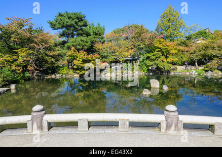 Ponte e lago nel pittoresco parco Maruyama Higashiyama District, Kyoto, Giappone Foto Stock