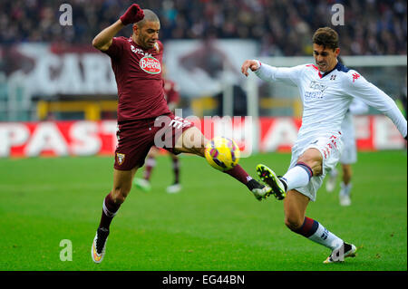 Torino, Italia. 15 Feb, 2015. Campionato di Serie A TIM 23 Round. Torino contro il Cagliari. Di Torino Bruno Peres vies con Cagliari di Danilo Avelar Credito: Azione Sport Plus/Alamy Live News Foto Stock