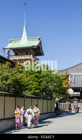 Tradizionalmente condita le donne giapponesi nello storico quartiere di Higashiyama di Kyoto, Giappone Foto Stock