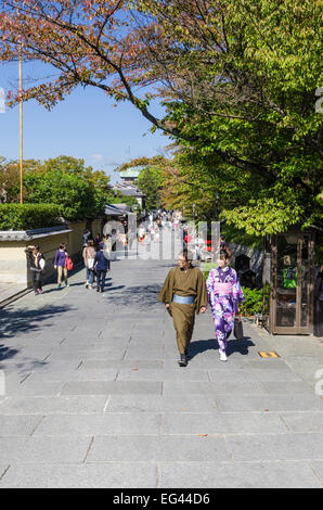 Tradizionalmente condita giapponese giovane a piedi lungo le storiche strade del quartiere di Higashiyama, Kyoto, Giappone Foto Stock