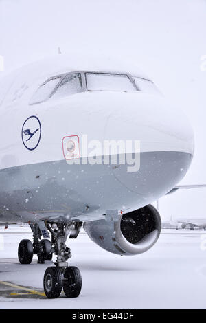 Lufthansa Airbus A 320-200 aeromobile in posizione di parcheggio nella neve, Aeroporto di Monaco di Baviera Franz Josef Strauss, MUC, EDDM, Monaco di Baviera Foto Stock