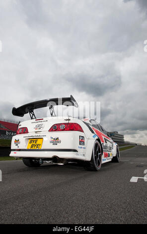 Honda Integra DC5 auto da competizione in pista sul circuito di Brands Hatch Foto Stock