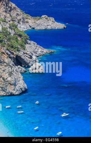 Le barche in acqua acquamarina, Kyra Panagia, Karpathos, Dodecaneso, Egeo Meridionale, Grecia Foto Stock