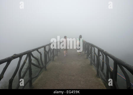 Due donne sul sentiero escursionistico nella nebbia, Tianmen Mountain, Tianmen Mountain National Park, Yongding, Zhangjiajie, Cina Foto Stock